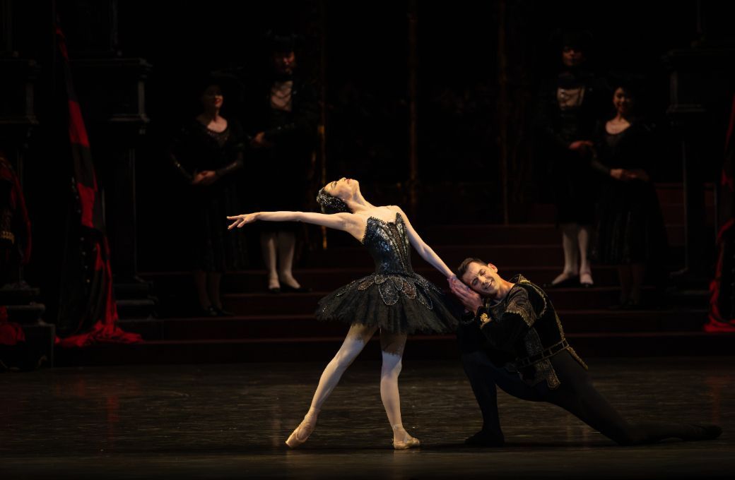 Mathias Dingman as Prince Siegfried and Momoko Hirata as Odile in <i>Swan Lake</i> &copy; Clive Booth