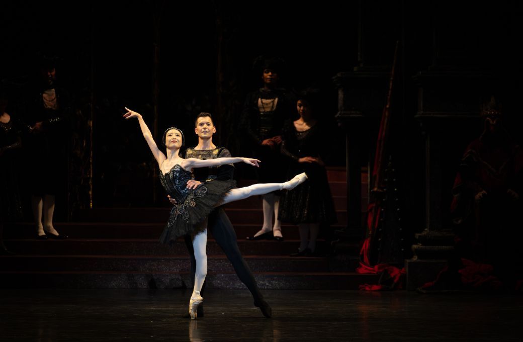 Mathias Dingman as Prince Siegfried and Momoko Hirata as Odile in <i>Swan Lake</i> &copy; Clive Booth