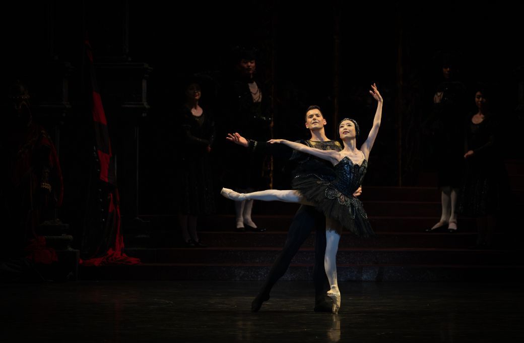 Mathias Dingman as Prince Siegfried and Momoko Hirata as Odile in <i>Swan Lake</i> &copy; Clive Booth