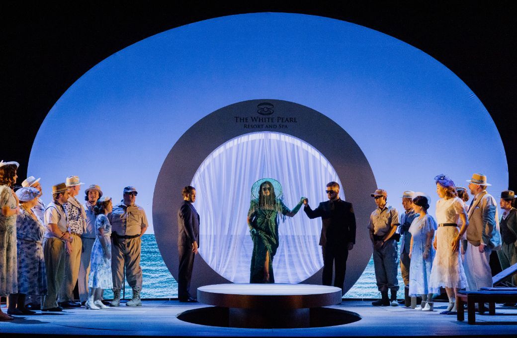 Samuel Dundas (Zurga), Madison Nonoa (Le&iuml;la), Anthony Robin Schneider (Nourabad) and chorus &copy; Andi Crown