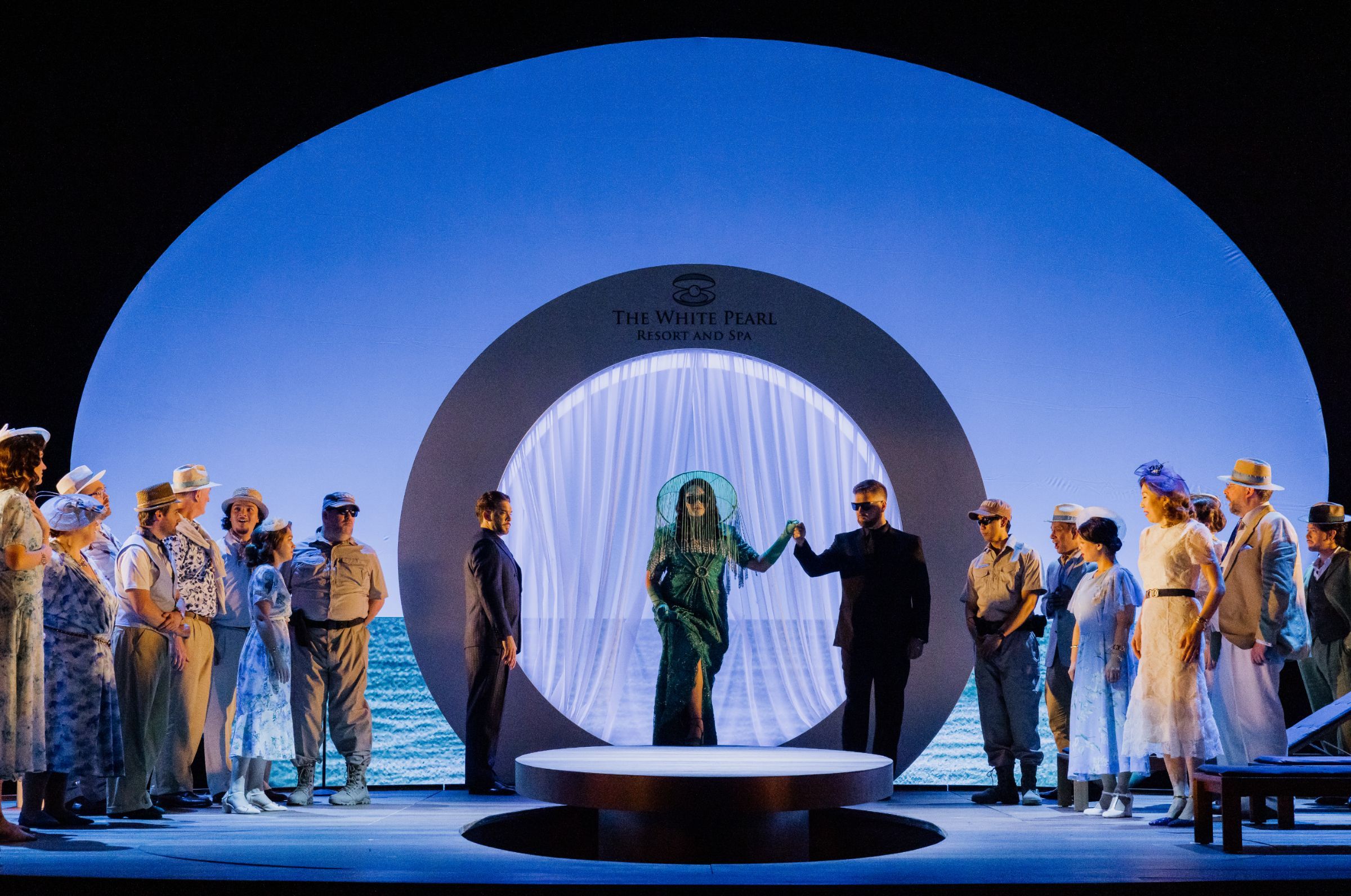 Samuel Dundas (Zurga), Madison Nonoa (Leïla), Anthony Robin Schneider (Nourabad) and chorus &copy; Andi Crown