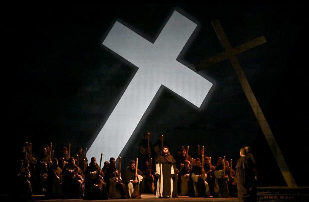 Liudmyla Monastyrska (Leonora) and chorus &copy; Roberto Ricci