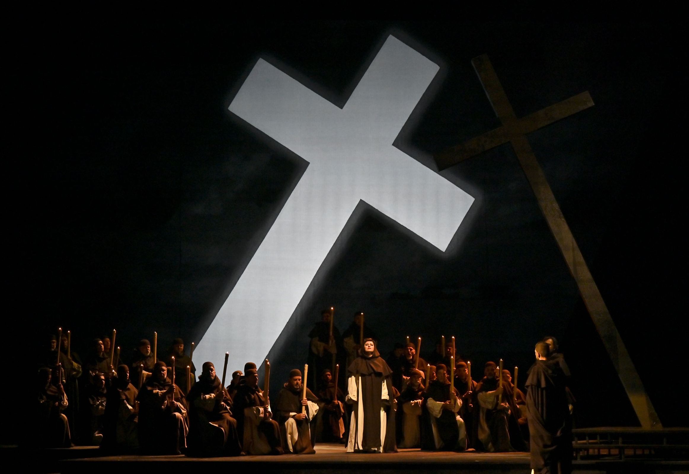 Liudmyla Monastyrska (Leonora) and chorus &copy; Roberto Ricci
