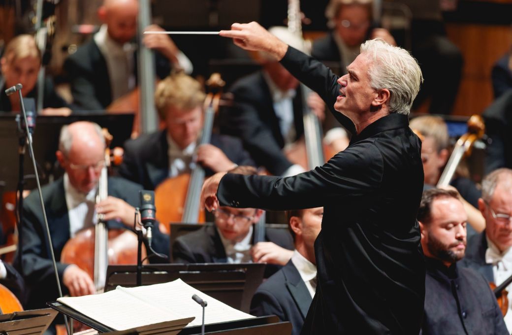 Edward Gardner conducts the London Philharmonic Orchestra © Andy Paradise