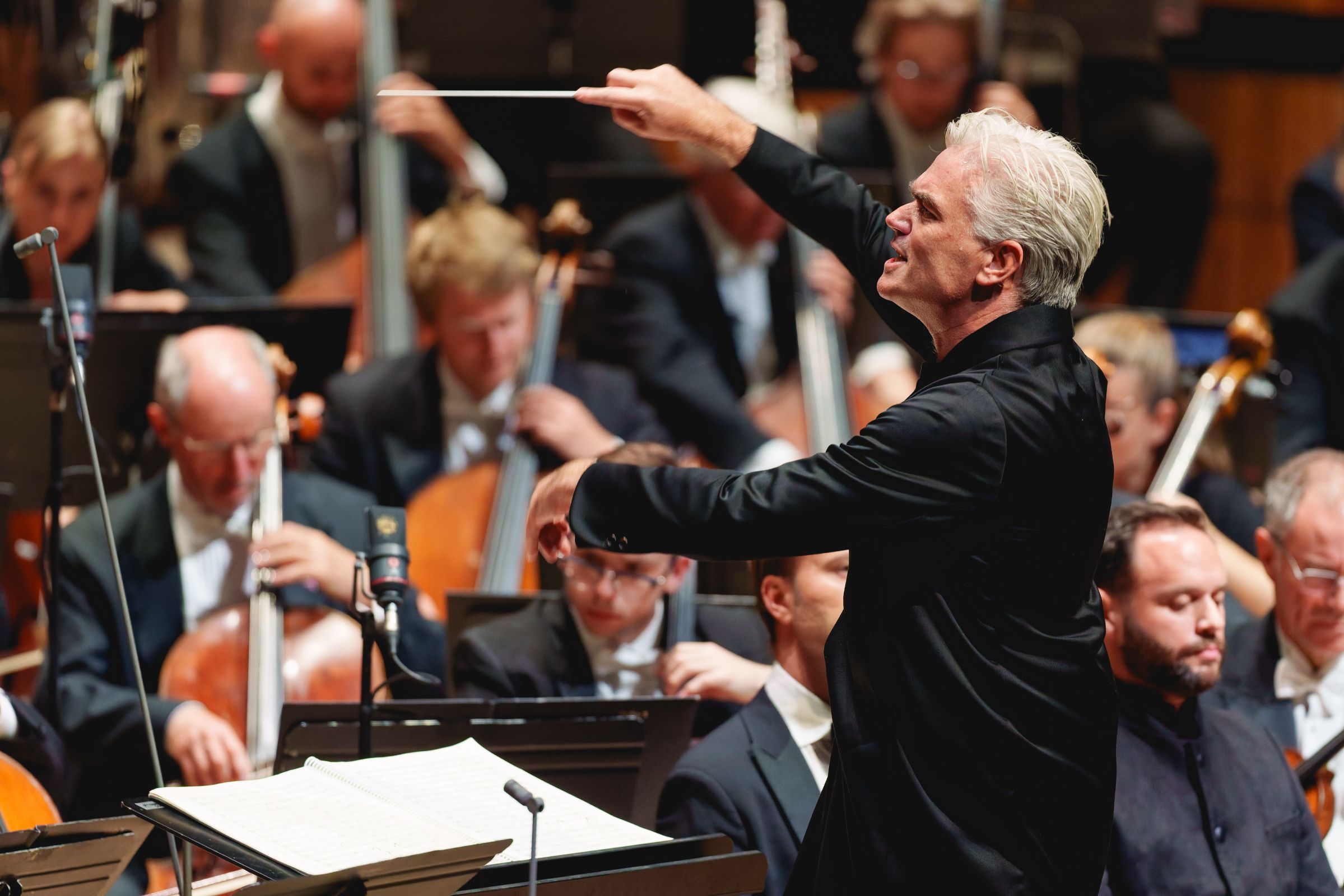 Edward Gardner conducts the London Philharmonic Orchestra © Andy Paradise