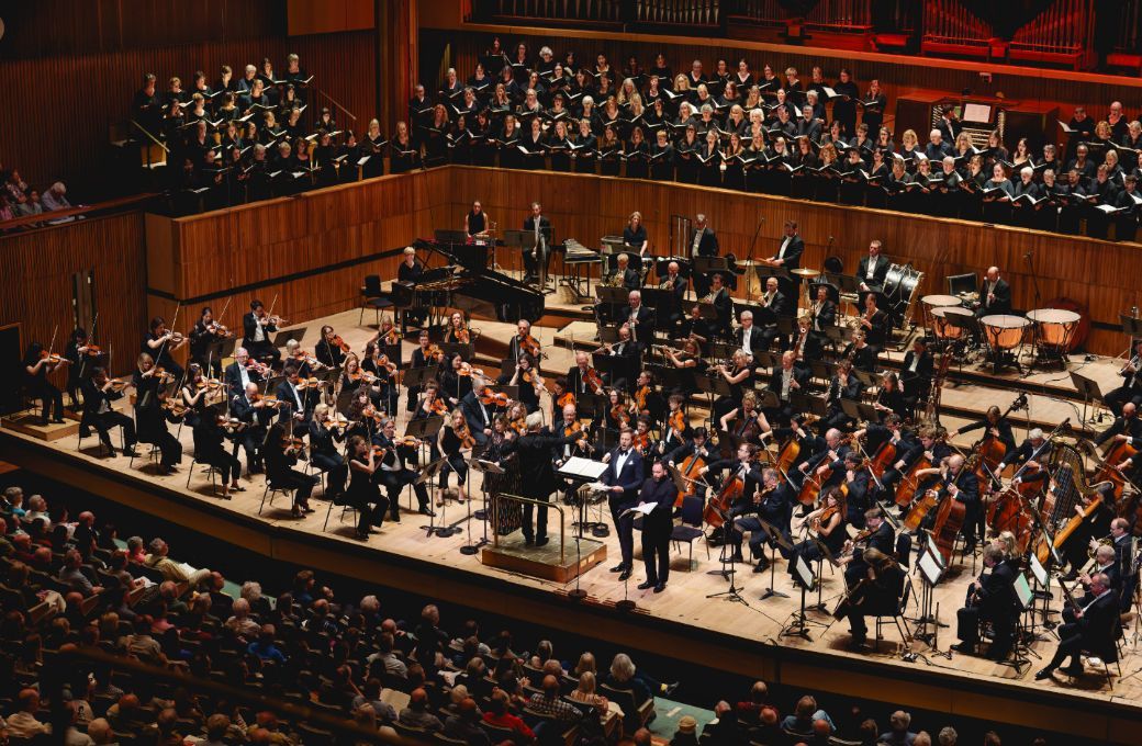 The London Philharmonic Choir, London Symphony Chorus, the LPO and soloists © Andy Paradise