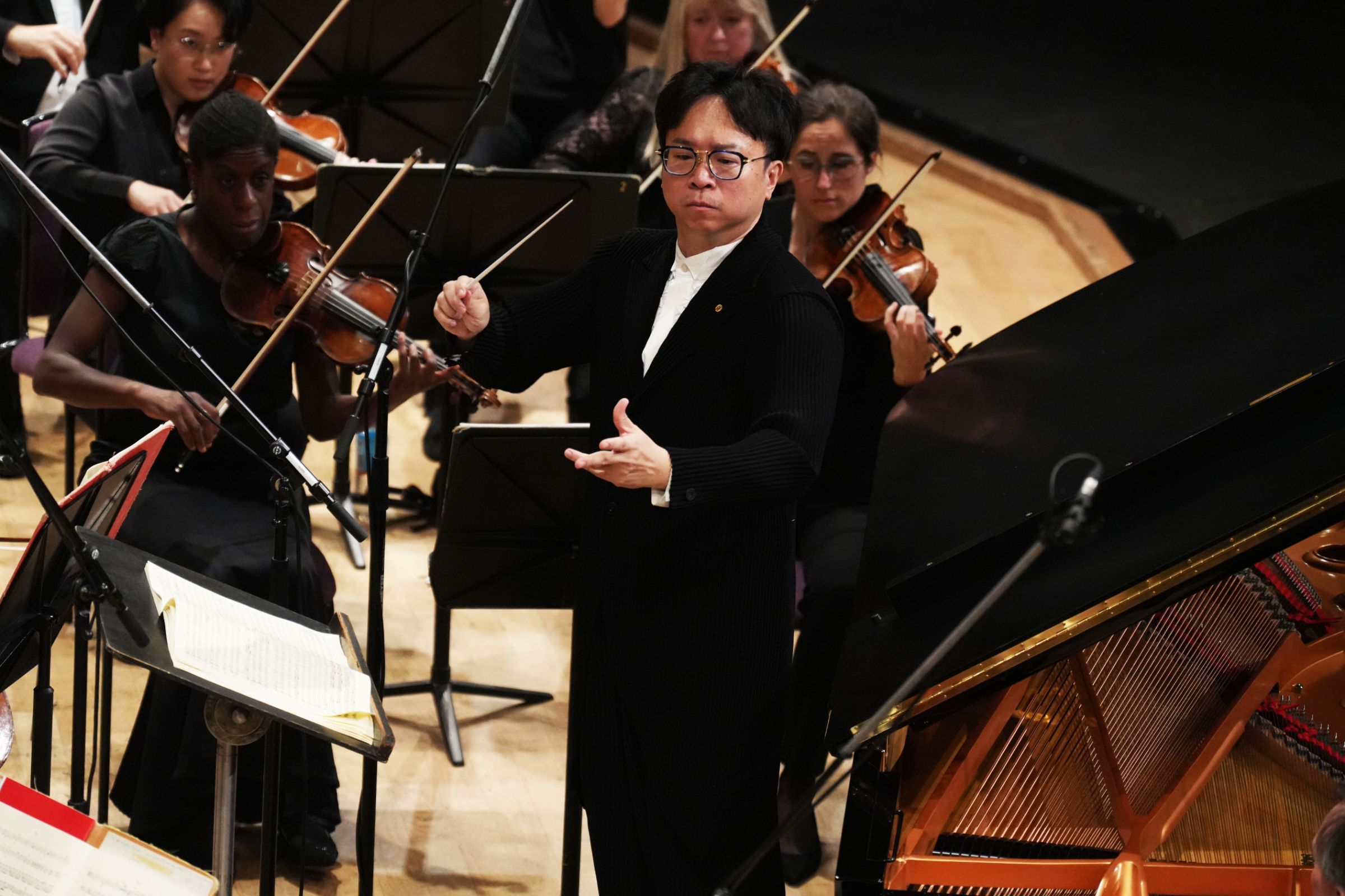 Kahchun Wong conducts The Hallé &copy; Alex Burns | The Hallé
