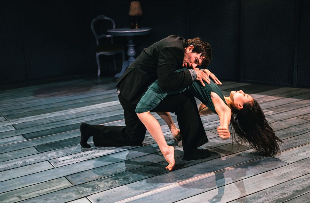 NDT 1&rsquo;s Alexander Andison and Rui-Ting Yu in Gabriela Carrizo&rsquo;s <i>The missing door</i> &copy; Rahi Rezvani