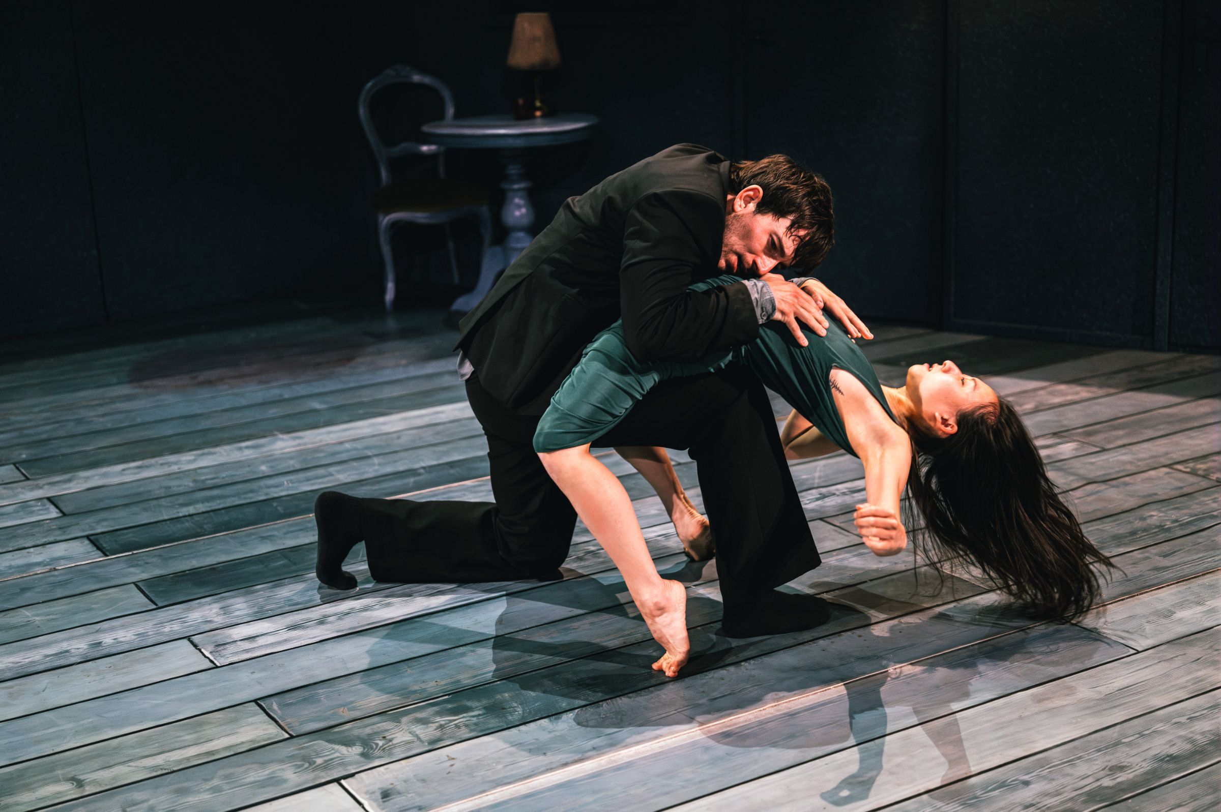NDT 1’s Alexander Andison and Rui-Ting Yu in Gabriela Carrizo’s <i>The missing door</i> &copy; Rahi Rezvani