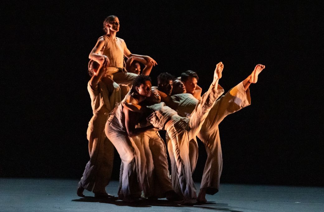 Martha Graham Dance Company in Baye &amp; Asa&rsquo;s <i>Cortege</i> &copy; Steven Pisano
