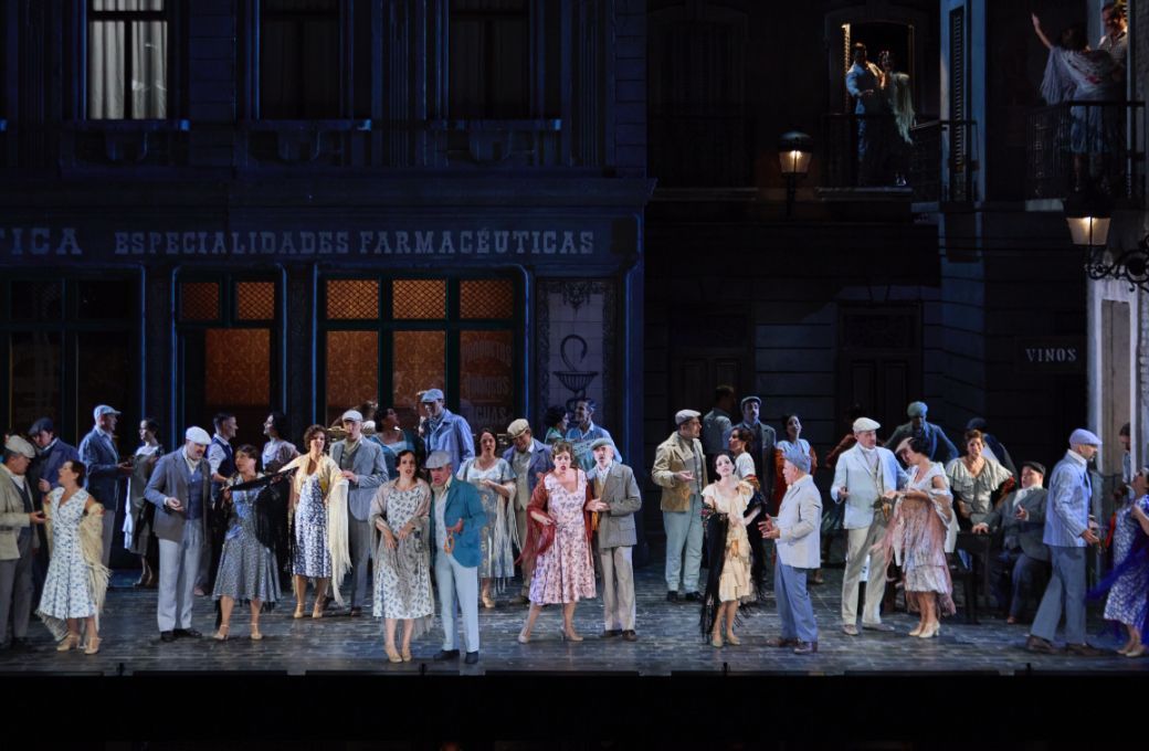 Coro Titular del Teatro de la Zarzuela y protagonistas de <i>La verbena de la Paloma</i> &copy; Comm Media Group | Teatro de la Zarzuela