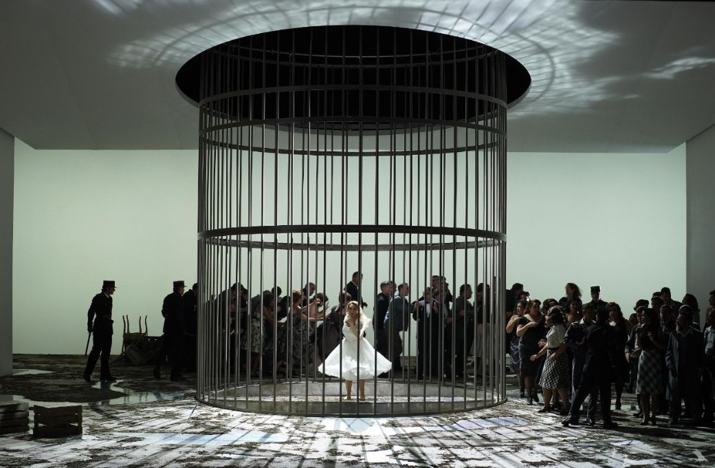 Saioa Hern&aacute;ndez (Manon Lescaut) y Coro Titular del Teatro Real &copy; Javier del Real | Teatro Real