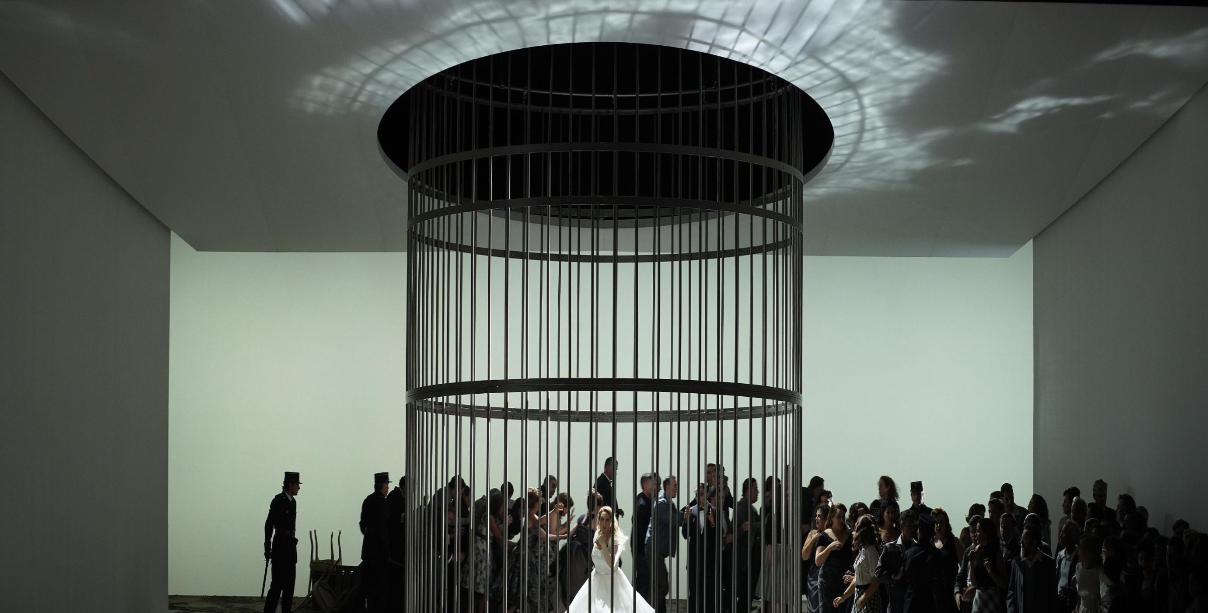 Saioa Hernández (Manon Lescaut) y Coro Titular del Teatro Real &copy; Javier del Real | Teatro Real