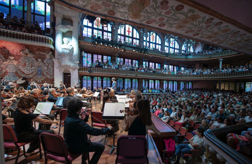 Andr&eacute;s Salado al frente de la Orquestra Simf&ograve;nica del Vall&eacute;s en el Palau de la M&uacute;sica &copy; Lorenzo Duaso | OSV
