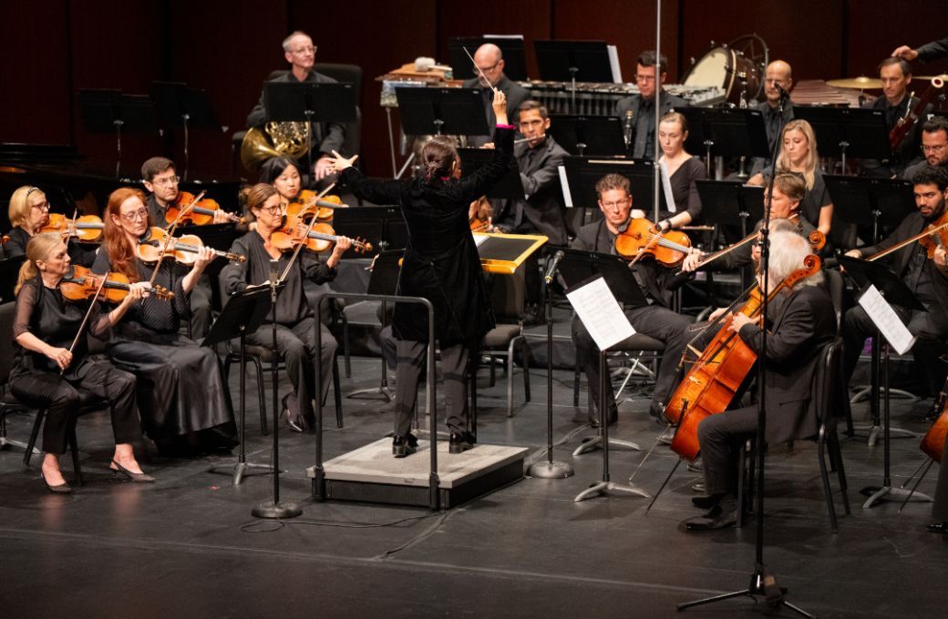 Lina Gonz&aacute;lez-Granados conducts the Los Angeles Chamber Orchestra &copy; Elizabeth Asher