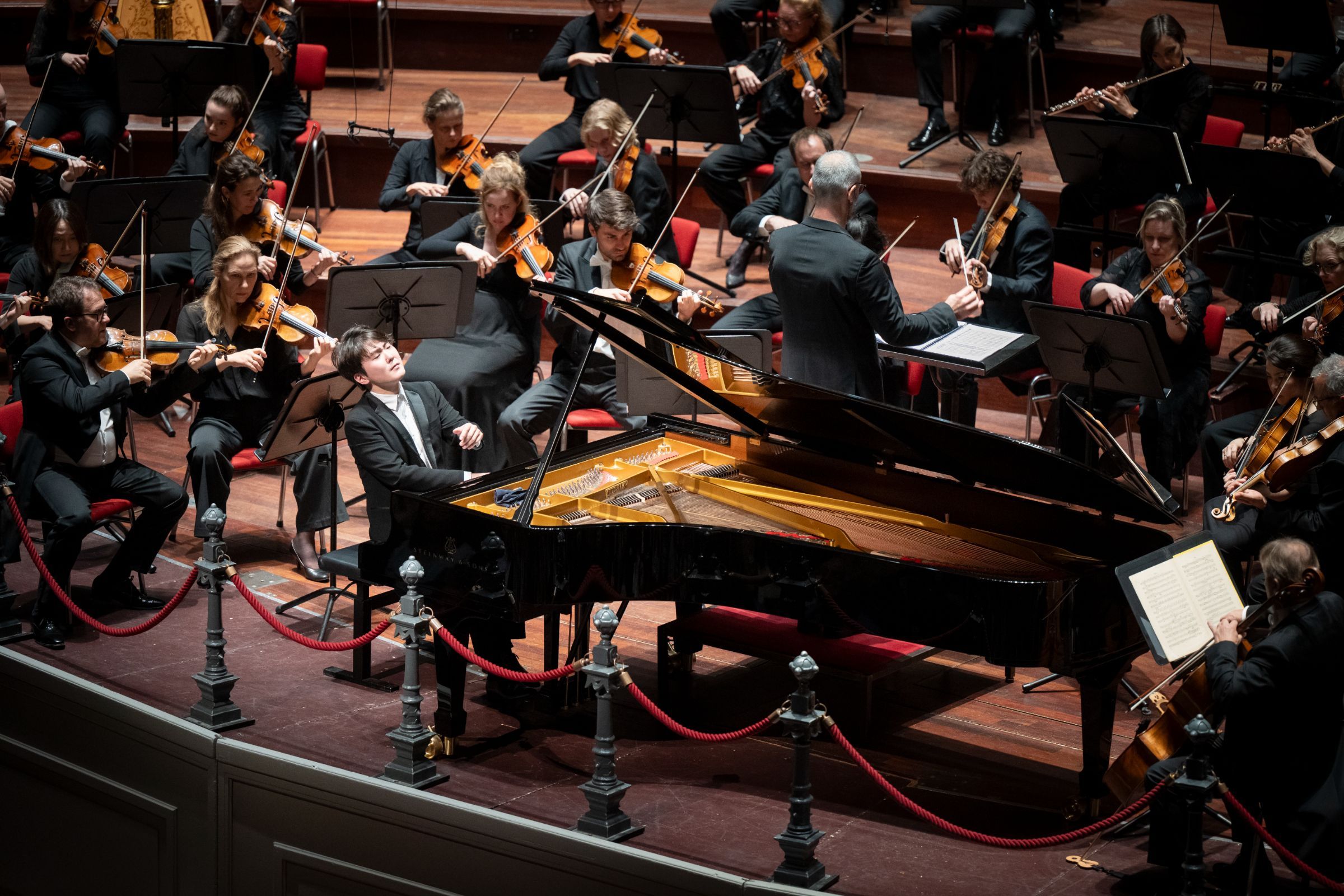 Seong-Jin Cho and the Royal Concertgebouw Orchestra &copy; Simon van Boxtel