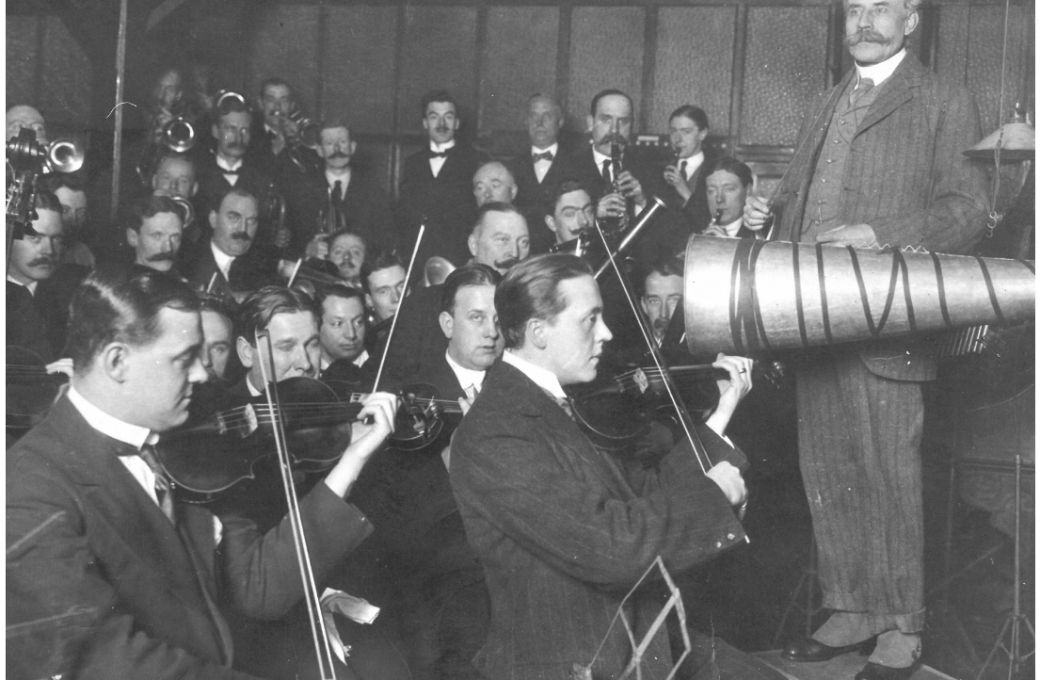 Elgar conducting an early recording session for the gramophone, c.1915 &copy; Reproduced with permission from The Hall&eacute; Archive