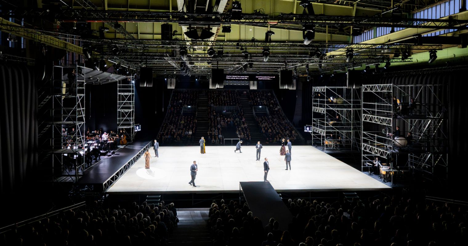 Blood flowing fast: Aribert Reimann’s <i>Lear</i> takes off at Tempelhof Airport &copy; Monika Rittershaus