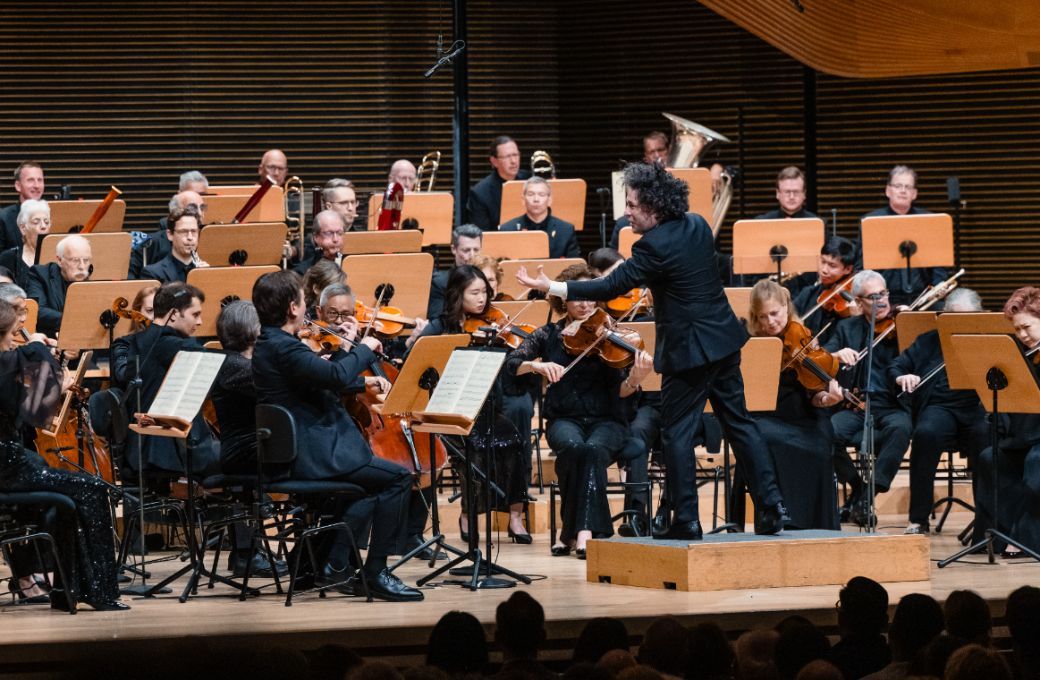 Gustavo Dudamel conducting the New York Philharmonic &copy; Brandon Patoc