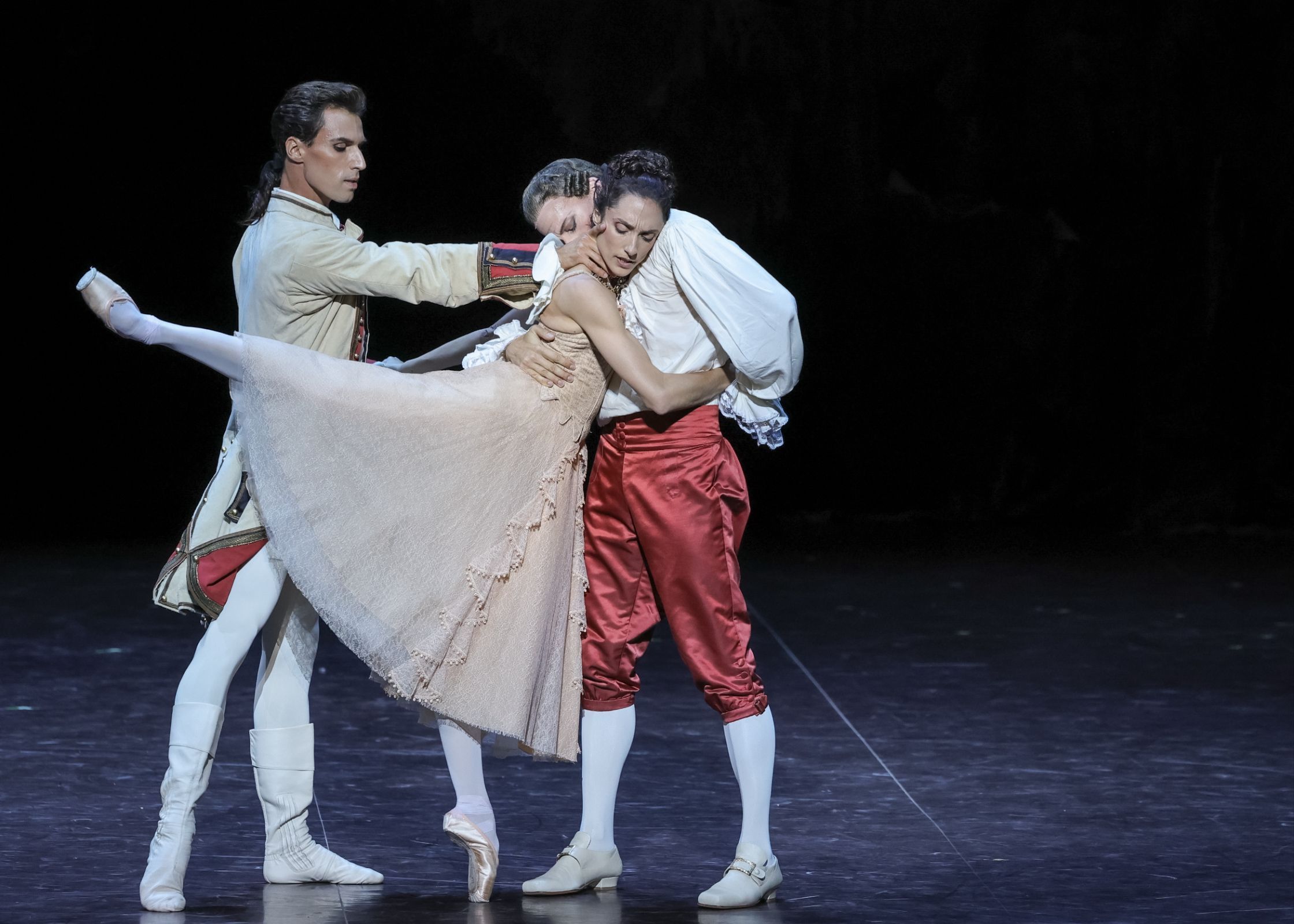 Thomas Docquir, Dorothée Gilbert et Matthieu Botto dans <i>L'Histoire de Manon</i> &copy; Maria-Helena Buckley
