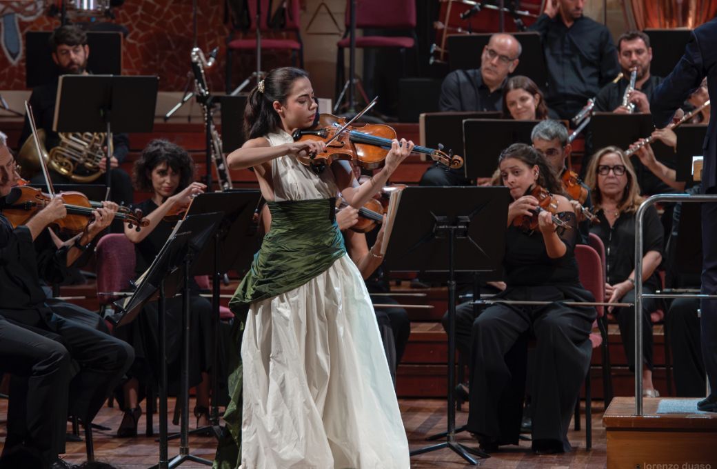 Sara Ferr&aacute;ndez en el Palau de la M&uacute;sica junto a la Orquestra Simf&ograve;nica del Vall&egrave;s &copy; Lorenzo Duaso | Orquestra Simf&ograve;nica del Vall&egrave;s