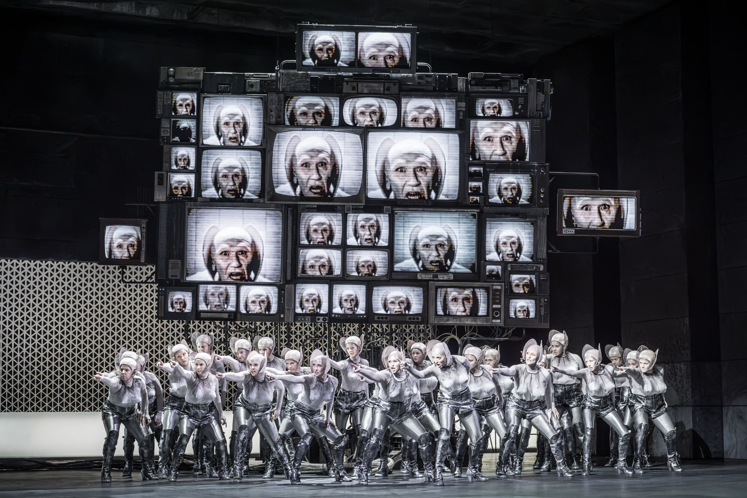 Otto Pichler (on screen) and Flower Maidens &copy; The Royal Opera | Marc Brenner