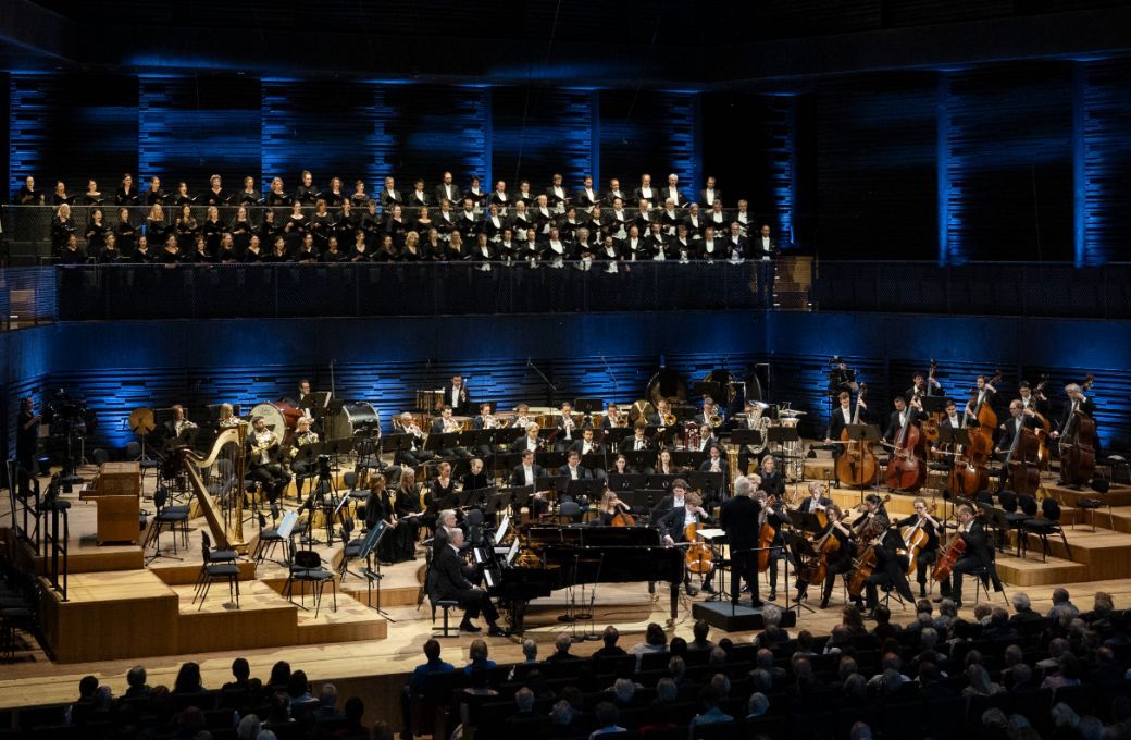 Sir Simon Rattle dirigiert das Symphonieorchester und den Chor des Bayerischen Rundfunks &copy; BR | Astrid Ackermann