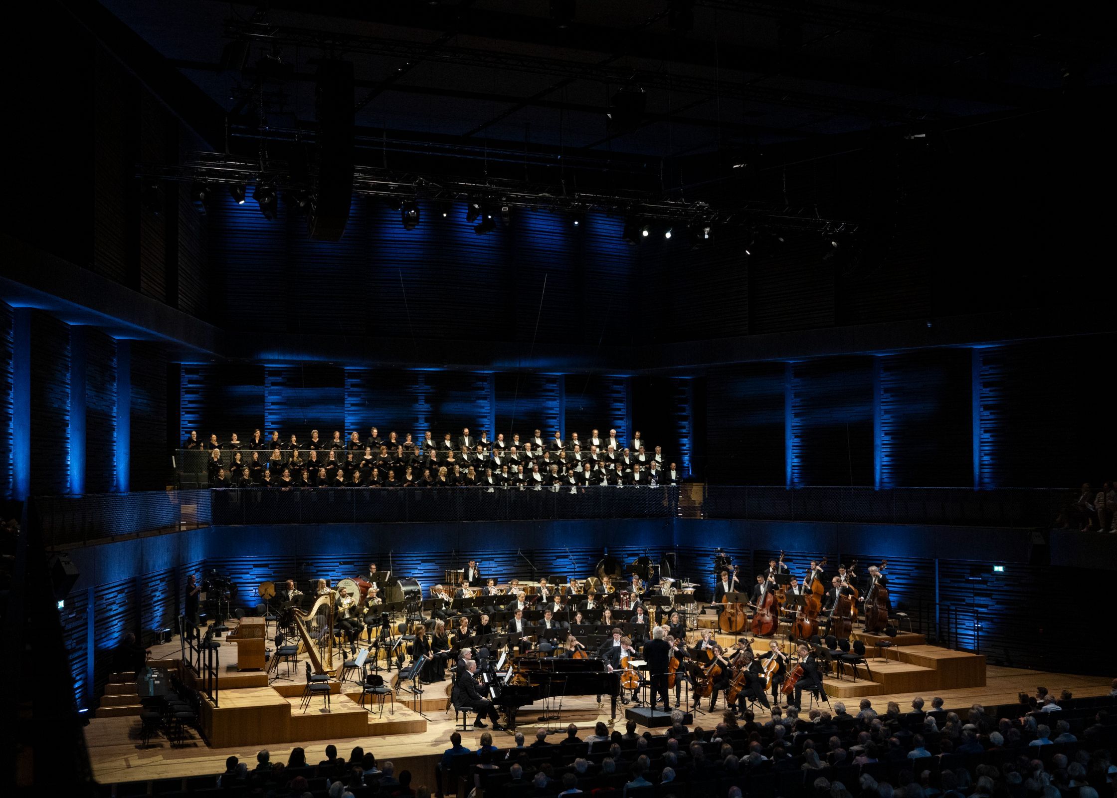 Sir Simon Rattle dirigiert das Symphonieorchester und den Chor des Bayerischen Rundfunks &copy; BR | Astrid Ackermann