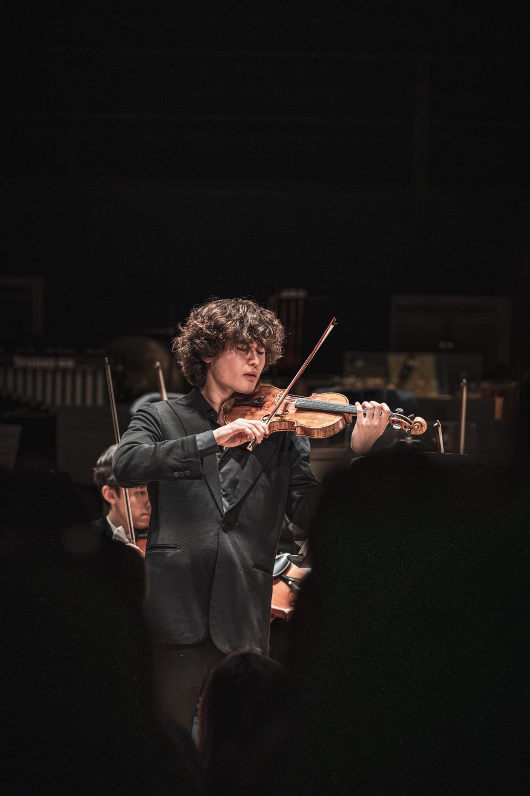 Daniel Lozakovich dans la Halle aux grains © Romain Alcaraz
