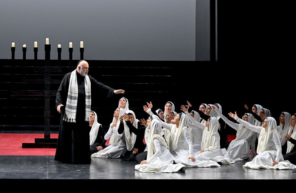 Michele Pertusi (Zaccaria) and the Coro del Teatro Regio di Parma &copy; Roberto Ricci | Festival Verdi