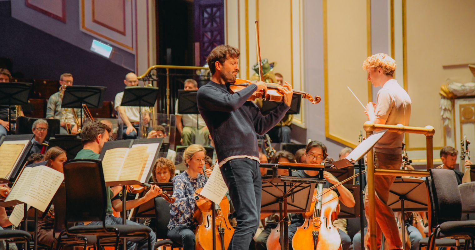 Lawrence Power and the RSNO bring Schnittke’s intriguing Viola Concerto to life © RSNO | Clara Cowen
