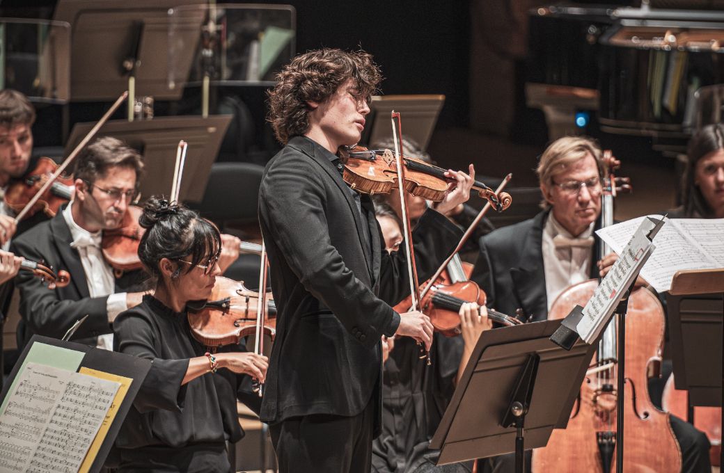 Daniel Lozakovich et l'ONCT dans la Halle aux grains &copy; Romain Alcaraz