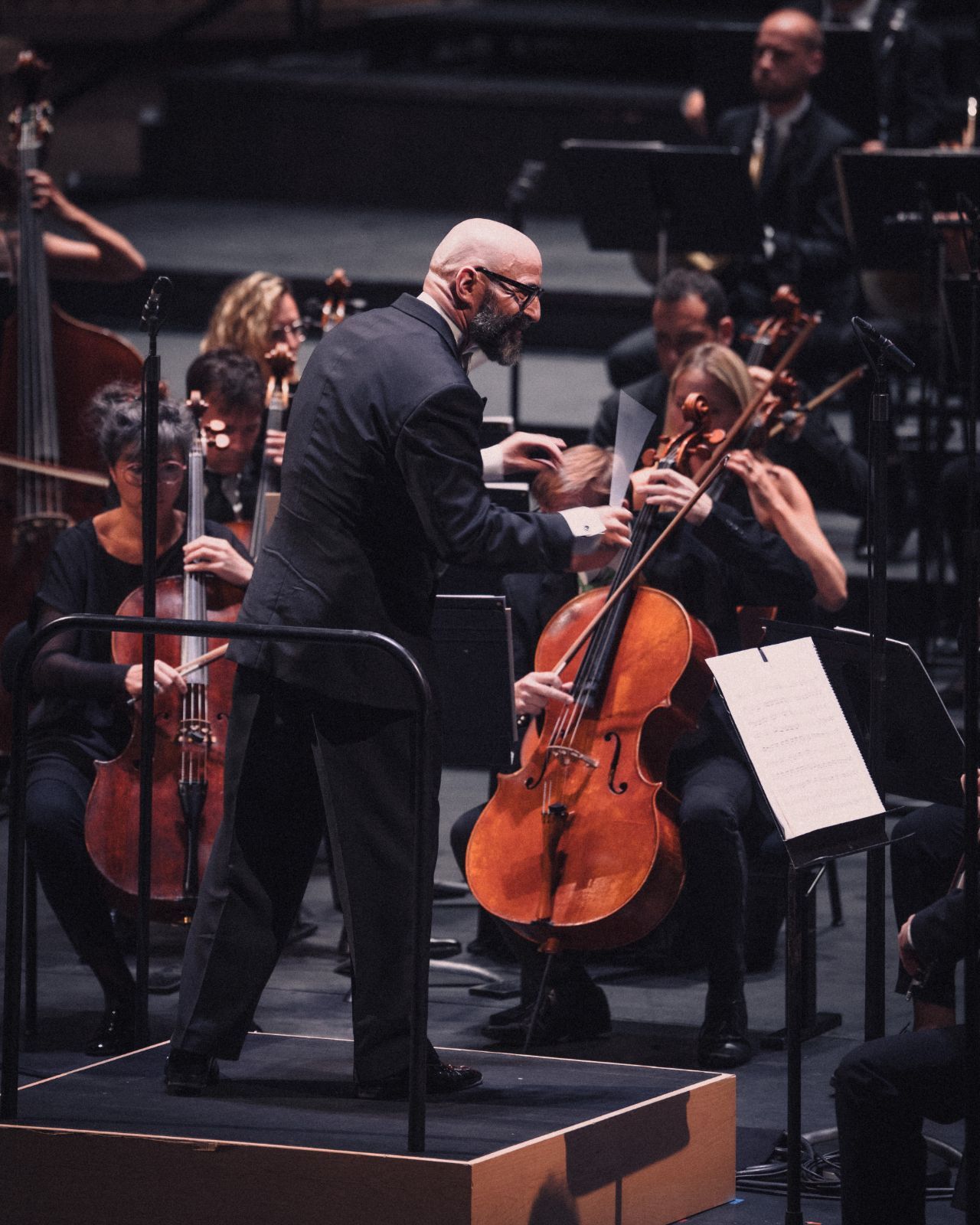 Pierre Bleuse dirige Les Siècles au Théâtre des Champs-Élysées &copy; Cyprien Tollet