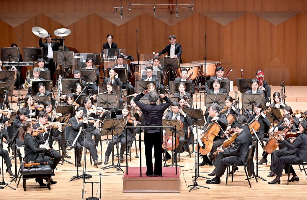 Myung-whun Chung conducts the KBS Symphony Orchestra © KBS Symphony Orchestra