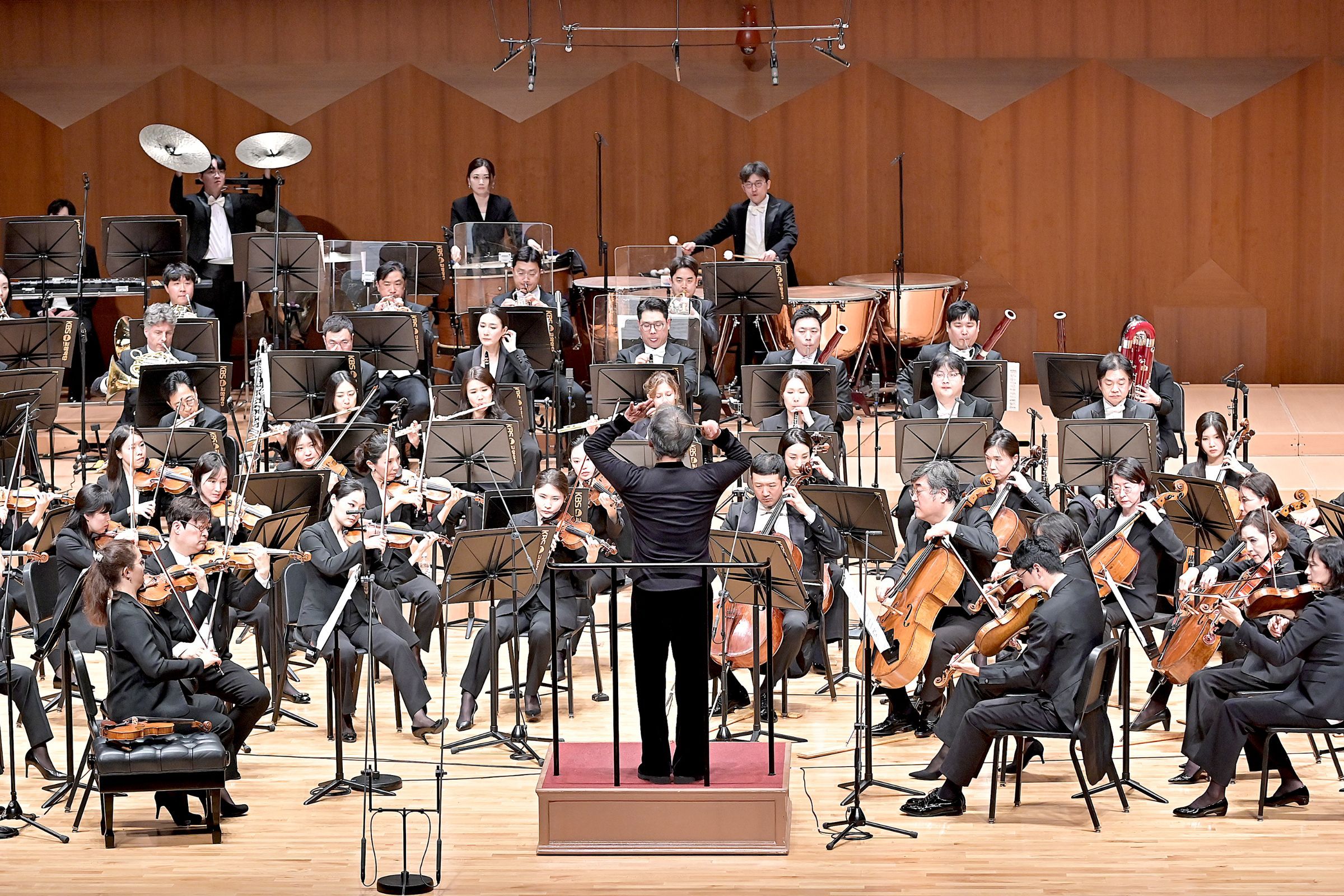 Myung-whun Chung conducts the KBS Symphony Orchestra © KBS Symphony Orchestra