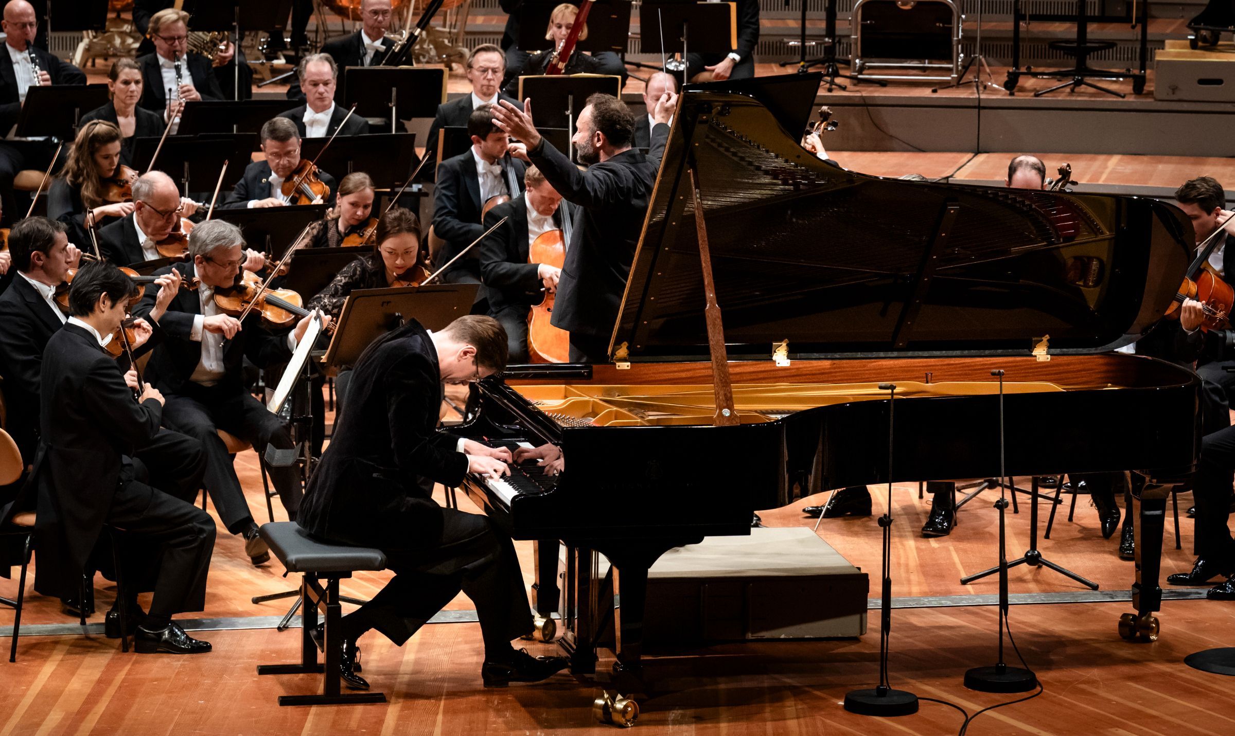 Víkingur Ólafsson und Kirill Petrenko mit den Berliner Philharmonikern &copy; Stephan Rabold