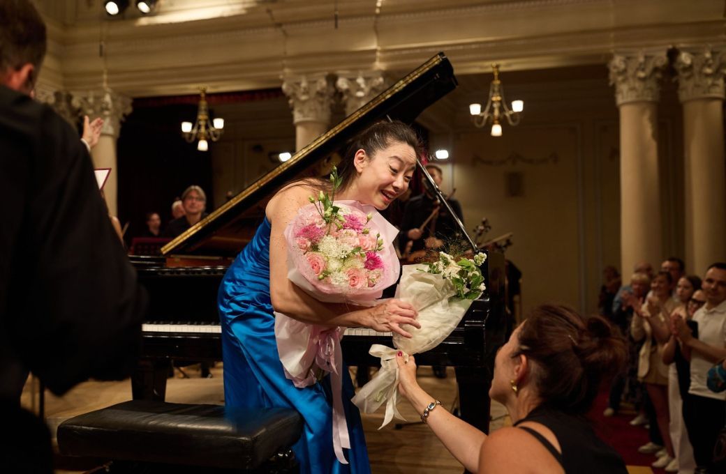 Fanya Lin receives flowers from an audience member on opening night, 8th August 2026 &copy; Sofia Johanson