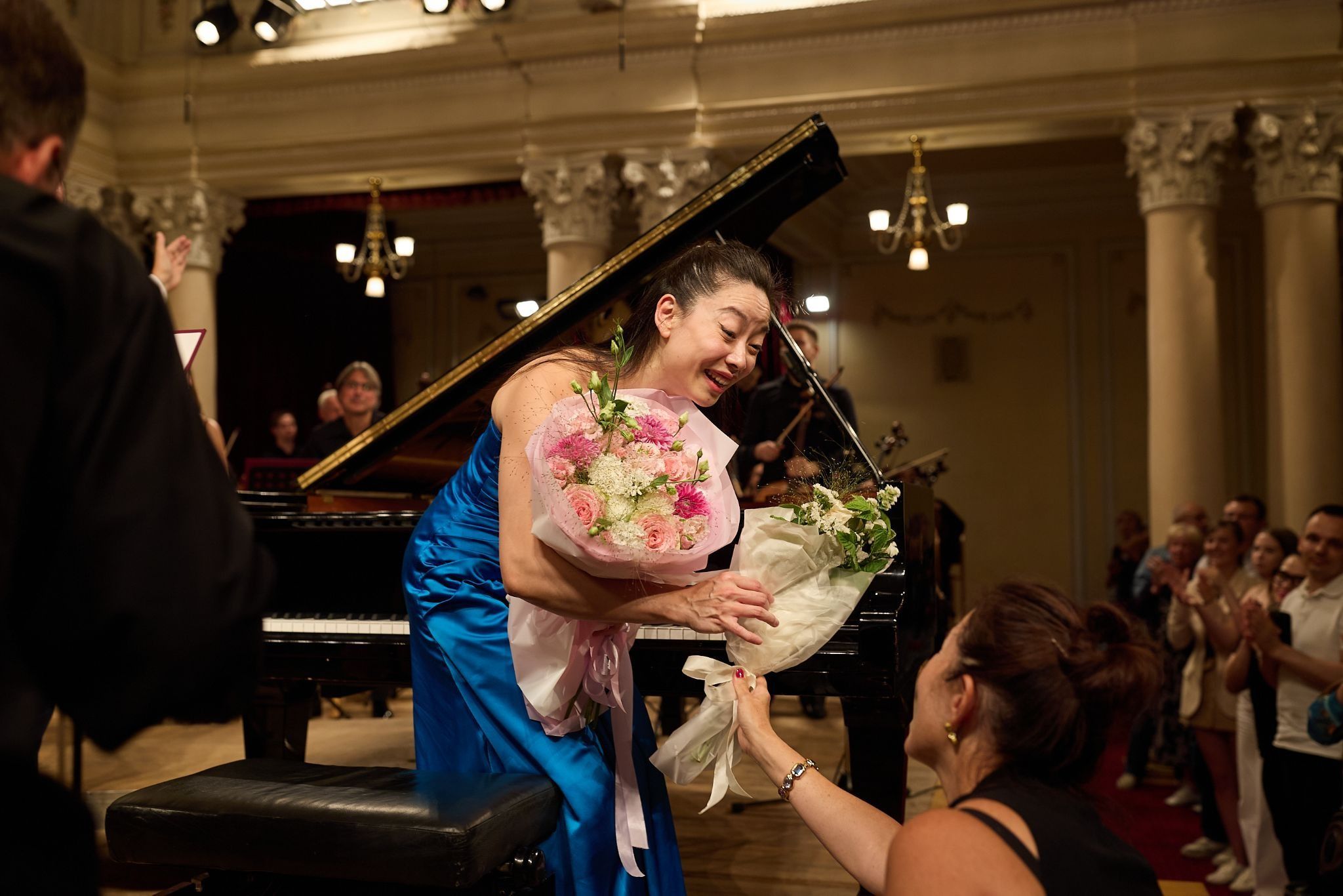 Fanya Lin receives flowers from an audience member on opening night, 8th August 2026 &copy; Sofia Johanson