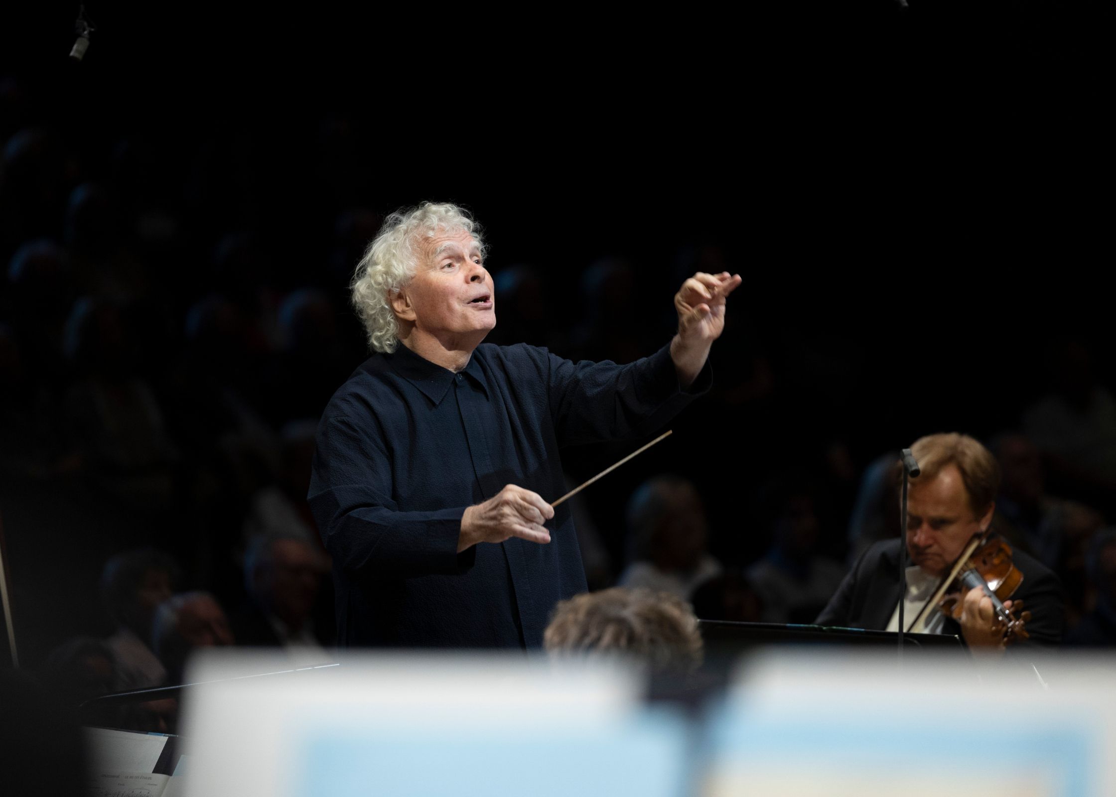 Sir Simon Rattle conducts the Bavarian Radio Symphony Orchestra &copy; BR | Astrid Ackermann