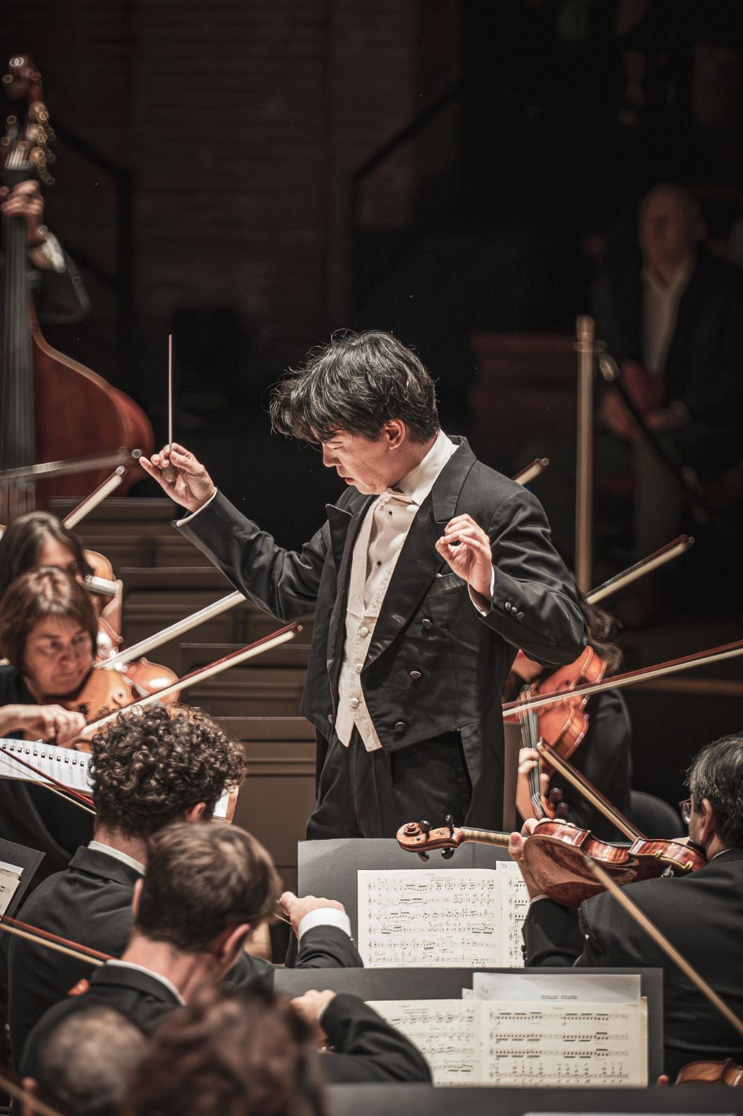 Lio Kuokman dirige l'Orchestre National du Capitole de Toulouse &copy; Romain Alcaraz
