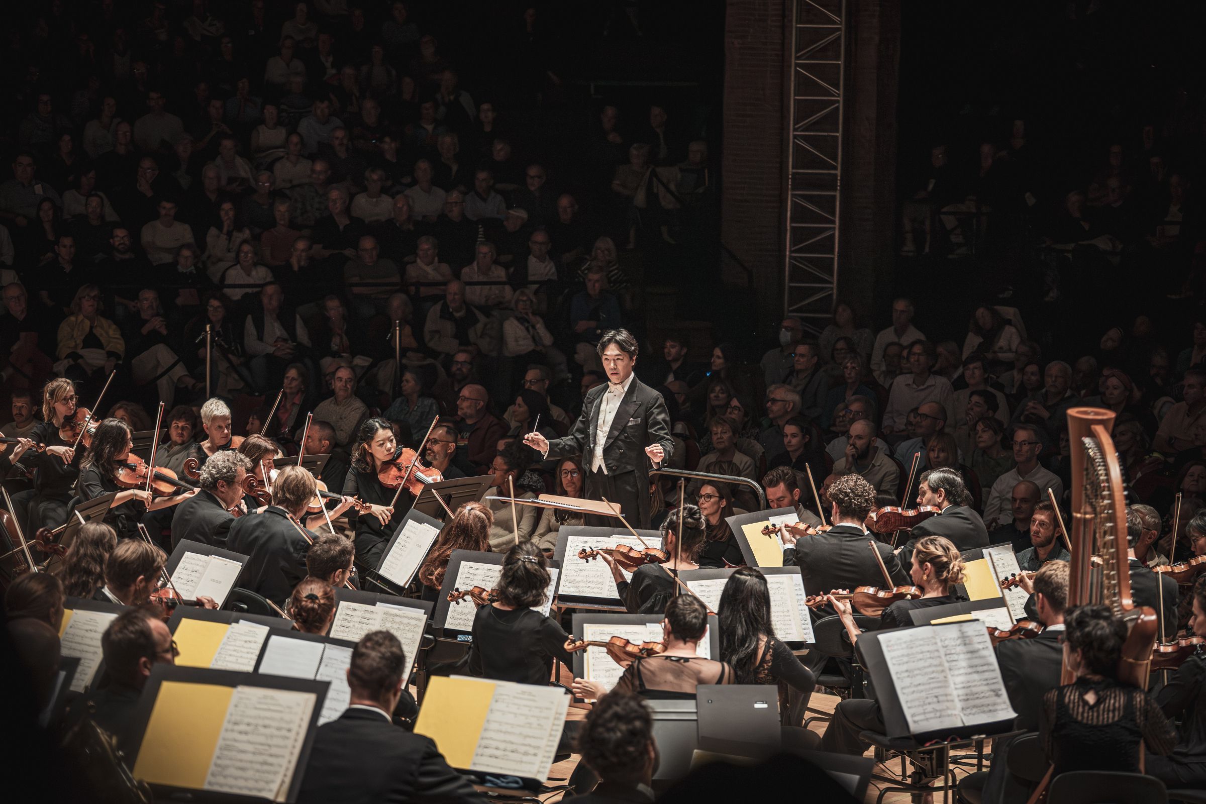 Lio Kuokman dirige l'Orchestre National du Capitole de Toulouse &copy; Romain Alcaraz