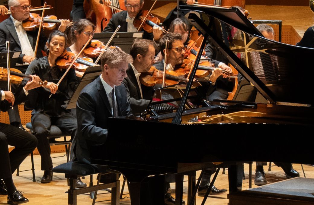 Cédric Tiberghien avec l'Orchestre national de Lyon © Cassandra Golebiewski