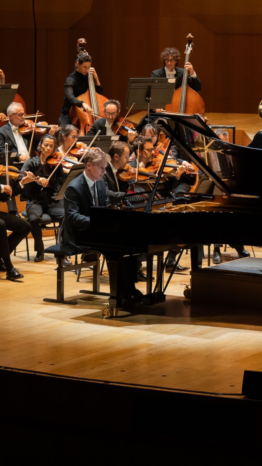 Cédric Tiberghien avec l'Orchestre national de Lyon © Cassandra Golebiewski