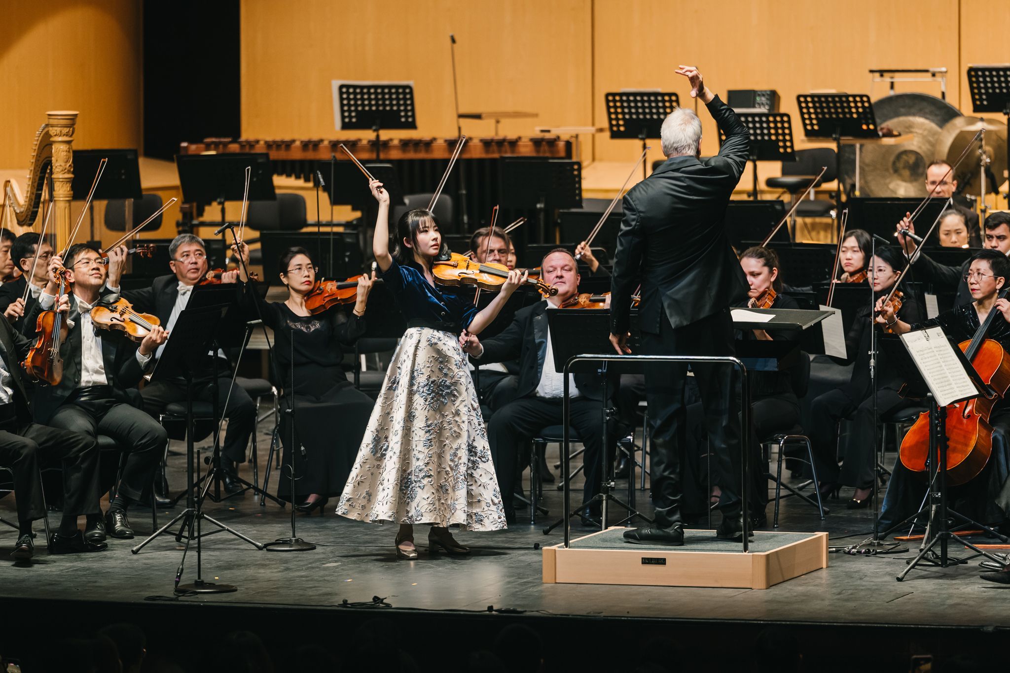 Chloe Chua, Hannu Lintu and the Singapore Symphony Orchestra &copy; Aloysius Lim | Singapore Symphony Orchestra