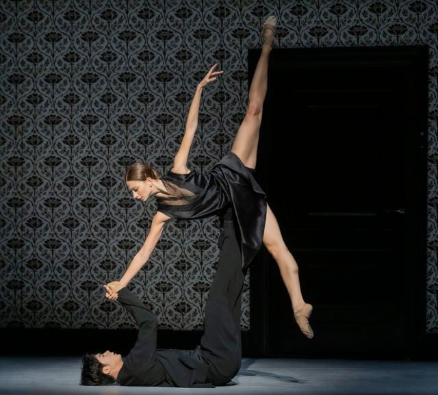 Julie Petanova and Dingkai Bai in Le&oacute;n/Lightfoot&rsquo;s <i>Shoot the Moon</i> &copy; Erik Berg