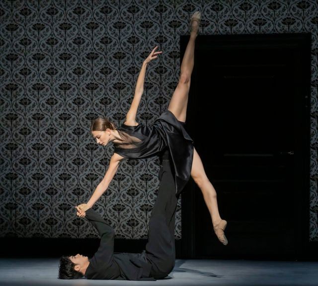 Julie Petanova and Dingkai Bai in León/Lightfoot’s <i>Shoot the Moon</i> &copy; Erik Berg