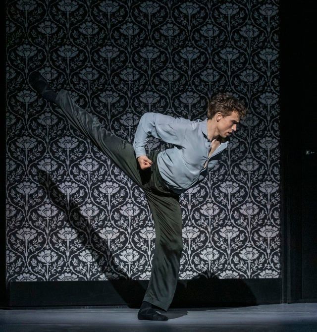 Douwe Dekkers in Le&oacute;n/Lightfoot&rsquo;s <i>Shoot the Moon</i> &copy; Erik Berg