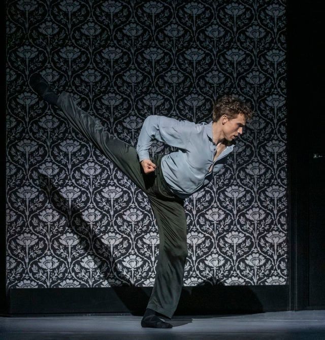 Douwe Dekkers in León/Lightfoot’s <i>Shoot the Moon</i> &copy; Erik Berg