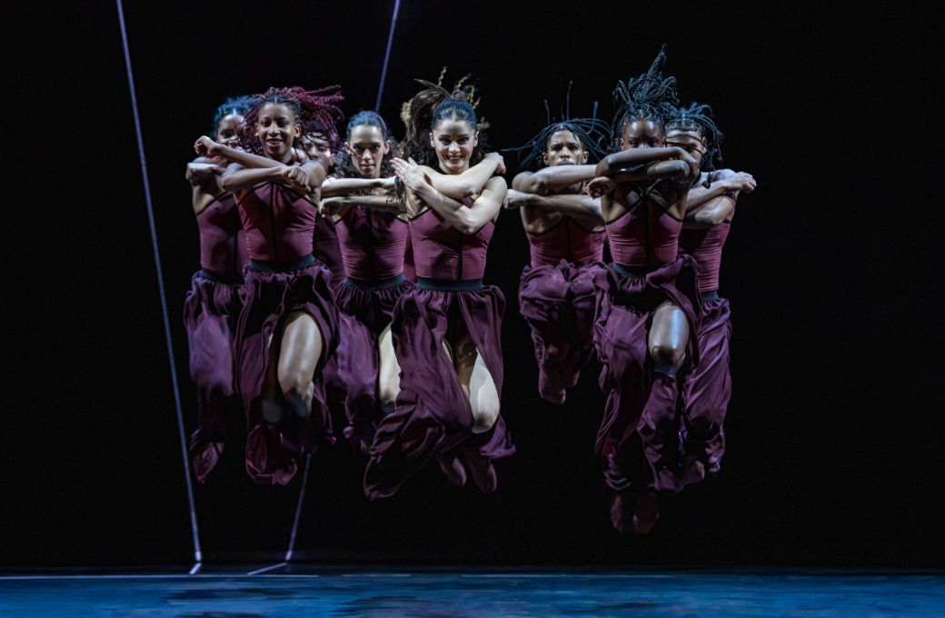Acosta Danza in <i>Pearls</i> by Andonis Foniadakis &copy; Johan Persson