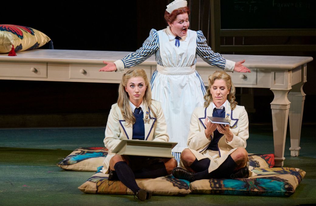Martina Myskohlid (Dorabella), Tracy Dahl (Despina) and Lauren Fagan (Fiordiligi) &copy; Michael Cooper